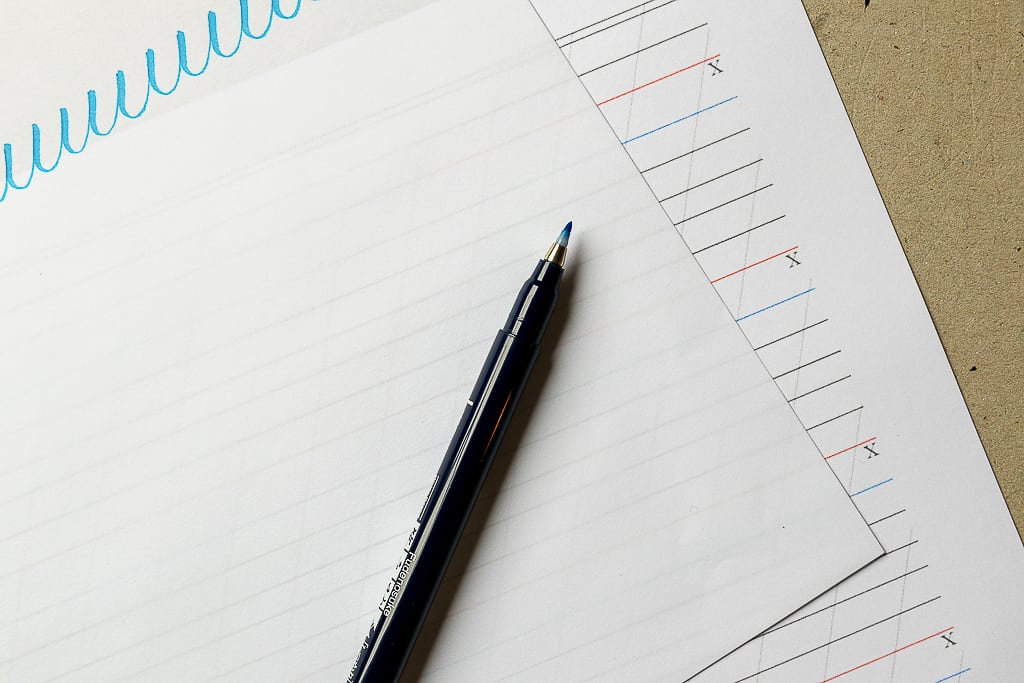 Pen write friendly word on paper Stock Photo